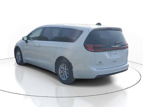 Used 2023 Chrysler Pacifica Touring-L FWD image 3