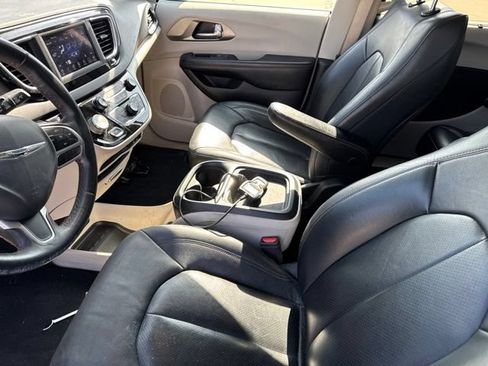 Used 2020 Chrysler Pacifica Touring-L FWD image 21