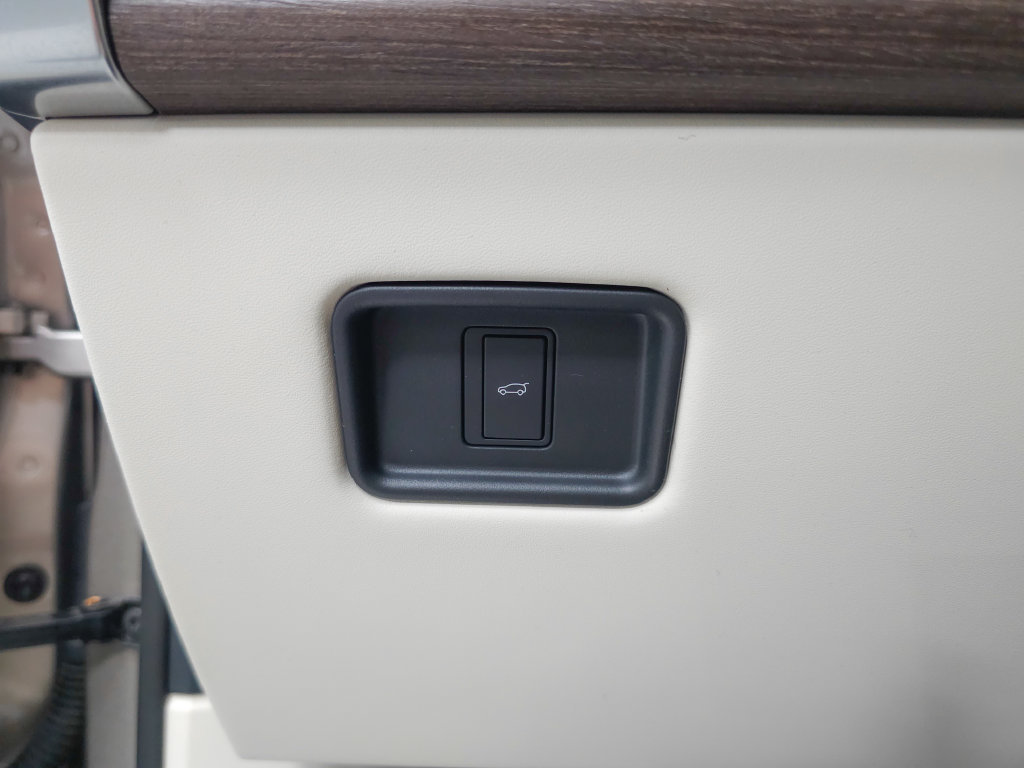 Used 2025 Land Rover Range Rover SE AWD/4WD image 9