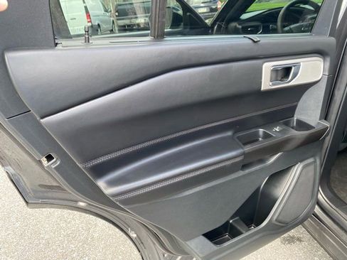 Used 2020 Ford Explorer Platinum w/ Premium Technology Package AWD/4WD image 23