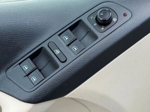 Used 2017 Volkswagen Tiguan S image 17