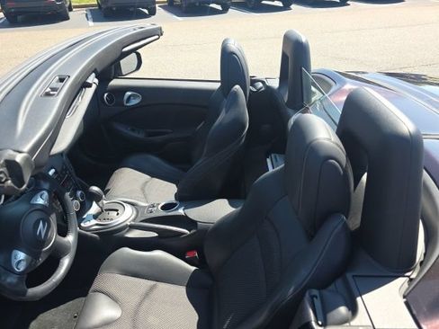 Used 2010 Nissan 370Z Touring RWD image 3