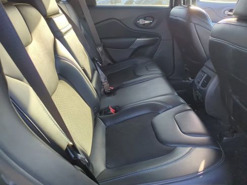 Used 2019 Jeep Cherokee Latitude Plus FWD image 22