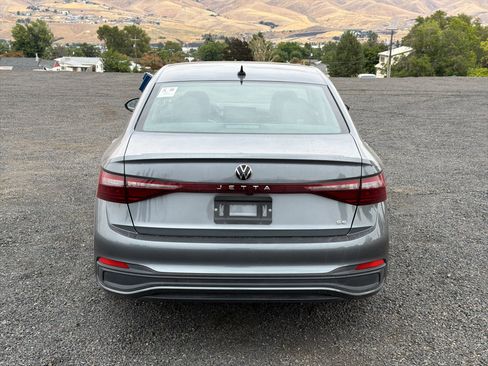 Used 2025 Volkswagen Jetta SE FWD image 7