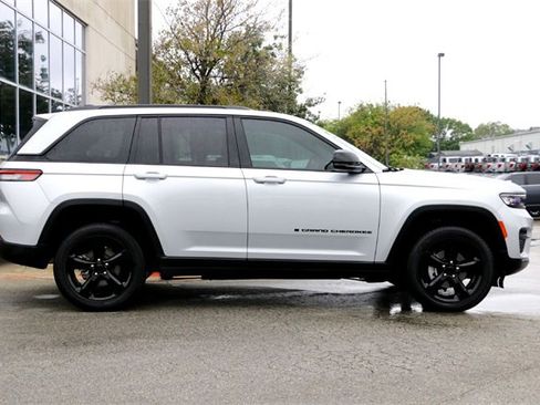Used 2023 Jeep Grand Cherokee Altitude image 4