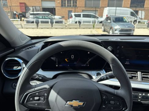 Used 2025 Chevrolet Trax LT FWD image 32