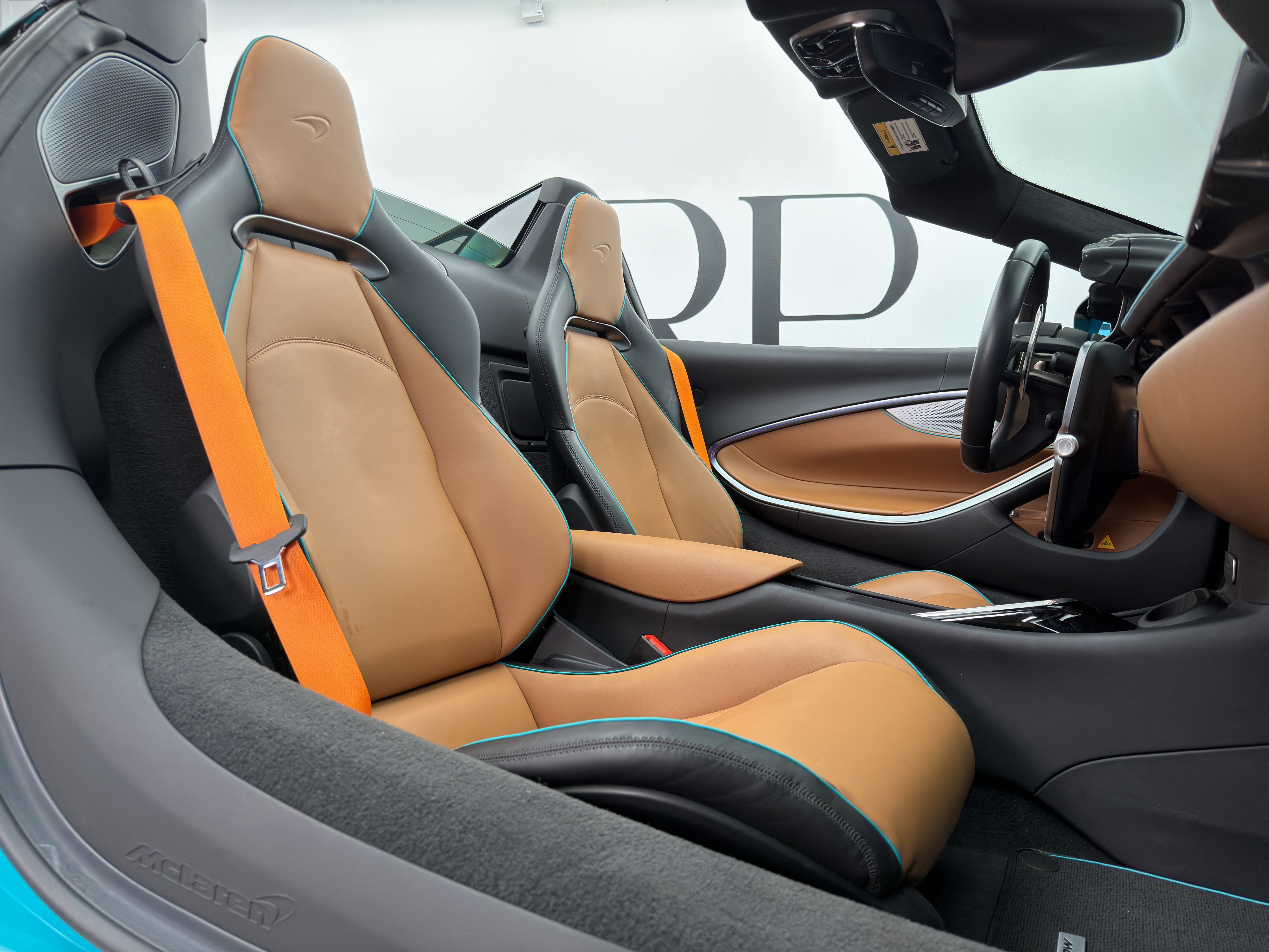 Used 2025 McLaren Artura Spider RWD image 25