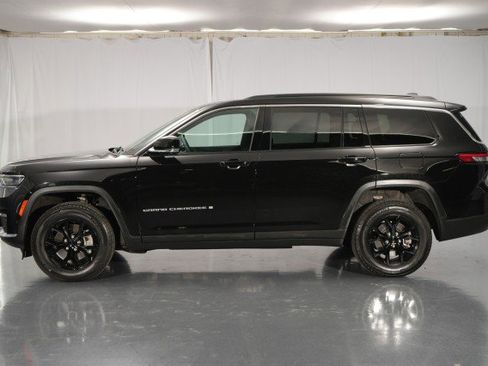 Used 2025 Jeep Grand Cherokee L Limited w/ Luxury Tech Group II image 3