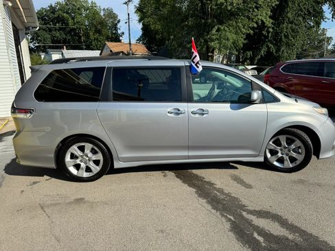Used 2013 Toyota Sienna SE FWD image 10