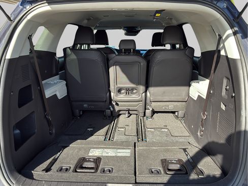 Used 2024 Kia Carnival LX FWD image 9