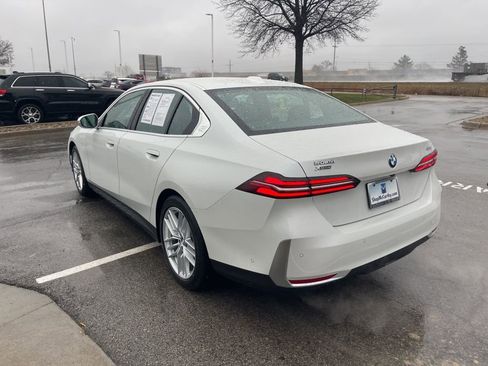 Used 2025 BMW 530i xDrive w/ Premium Package image 5