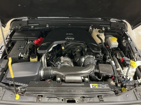 Used 2018 Jeep Wrangler Unlimited Sahara w/ Dual Top Group image 3