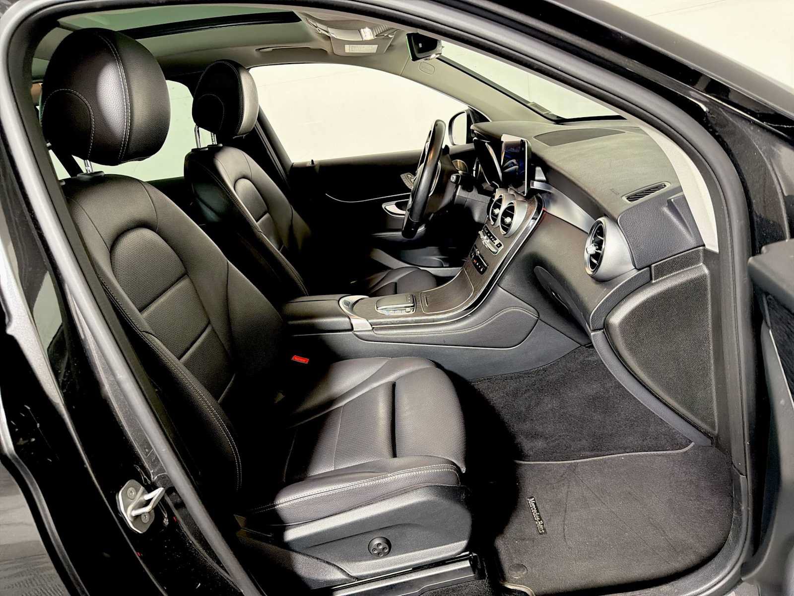 Used 2021 Mercedes-Benz GLC 300 4MATIC image 24