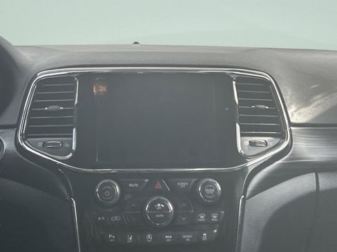 Used 2022 Jeep Grand Cherokee Laredo X image 18