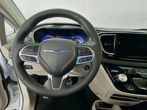 Used 2024 Chrysler Pacifica Touring-L image 11