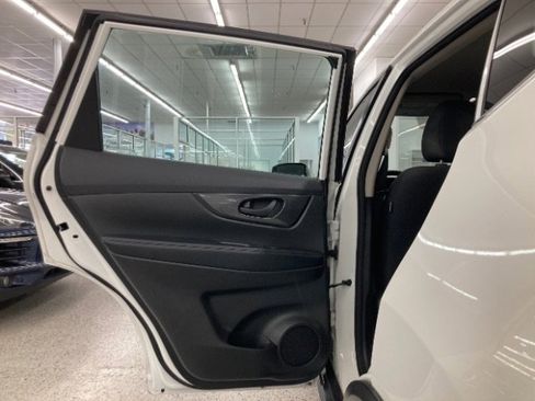 Used 2020 Nissan Rogue S image 30