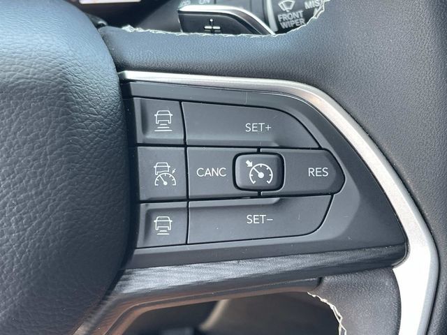 Used 2023 Jeep Grand Cherokee Laredo AWD/4WD image 36