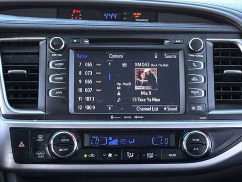 Used 2019 Toyota Highlander XLE image 16