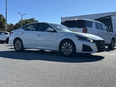 Used 2023 Nissan Altima 2.5 SV image 9