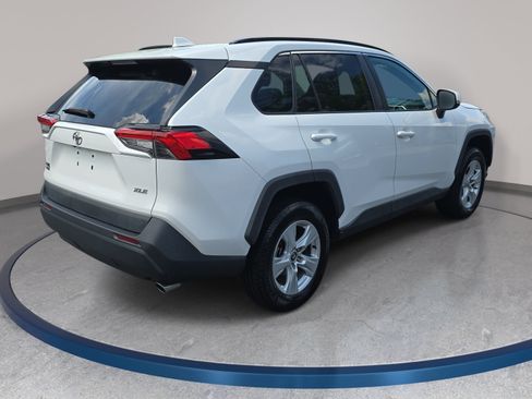 Used 2021 Toyota RAV4 XLE w/ Convenience Package FWD image 5