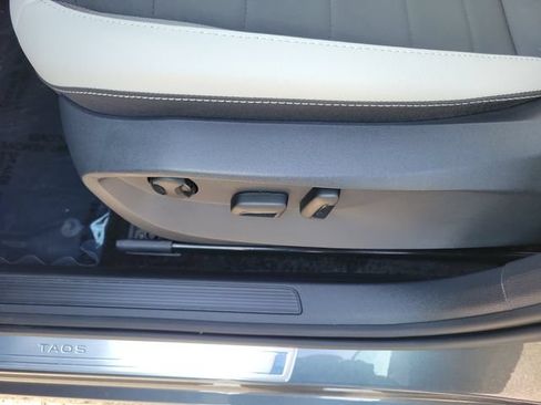 Used 2025 Volkswagen Taos SE FWD image 19