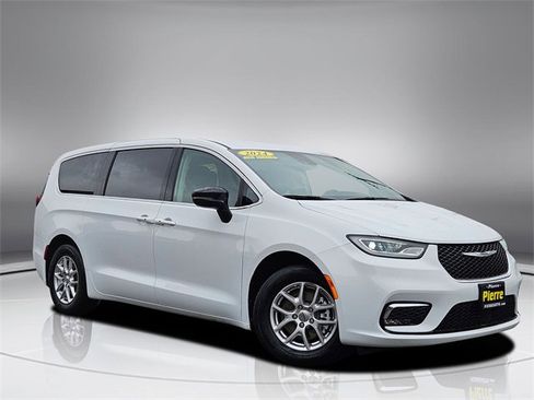 Used 2024 Chrysler Pacifica Touring-L image 2