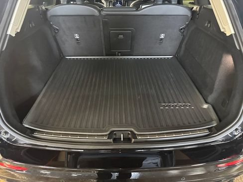 Used 2023 Volvo XC60 B5 Plus AWD/4WD image 28