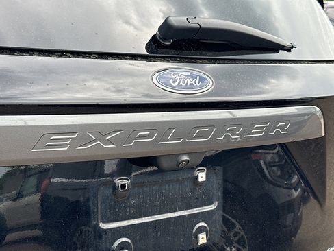 Used 2023 Ford Explorer XLT w/ Equipment Group 202A AWD/4WD image 30