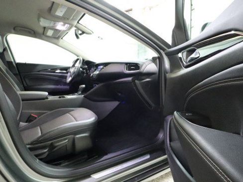 Used 2019 Buick Regal Preferred w/ Driver Confidence Package I image 10