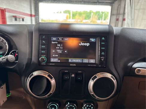 Used 2015 Jeep Wrangler Sahara w/ Dual Top Group AWD/4WD image 14