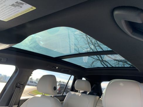 Used 2024 Volkswagen Tiguan SE R-Line image 28