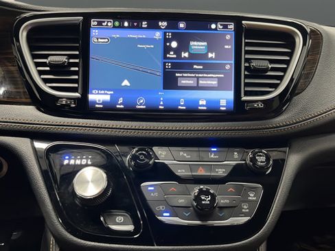 Used 2023 Chrysler Pacifica Pinnacle FWD image 13