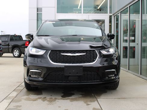 New 2026 Chrysler Pacifica Select image 2
