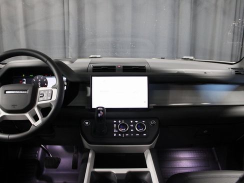 Used 2025 Land Rover Defender 110 S image 4
