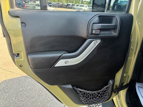 Used 2013 Jeep Wrangler Unlimited Sahara w/ Connectivity Group AWD/4WD image 15