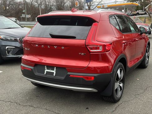Used 2022 Volvo XC40 T5 Momentum image 7