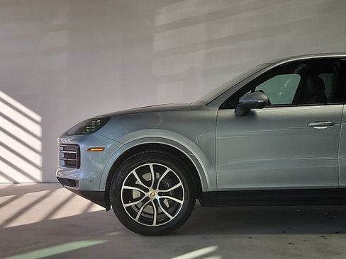 Certified 2025 Porsche Cayenne AWD/4WD image 6
