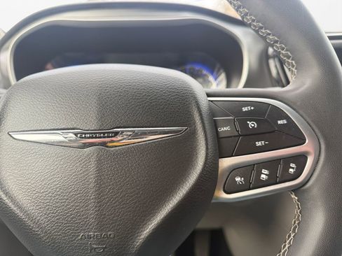 Certified 2023 Chrysler Pacifica Touring-L image 26