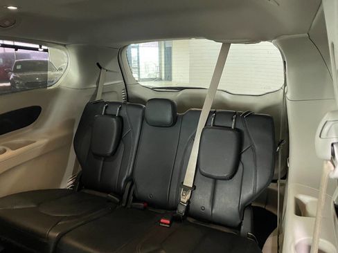 Used 2019 Chrysler Pacifica Touring-L Plus w/ Advanced Safetytec Group image 21
