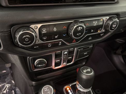 Used 2025 Jeep Wrangler Unlimited Sahara AWD/4WD image 36