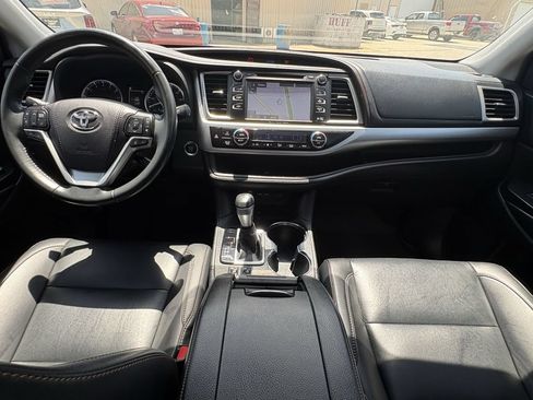 Used 2019 Toyota Highlander XLE FWD image 28