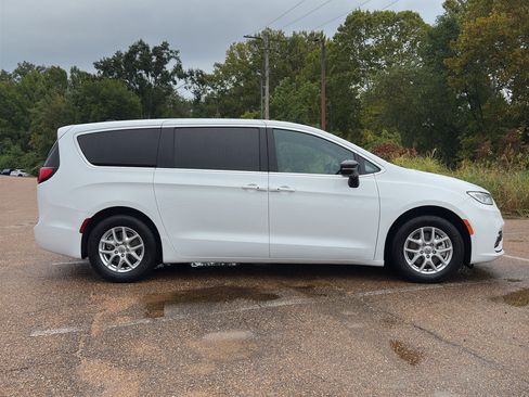 Used 2024 Chrysler Pacifica Touring FWD image 3
