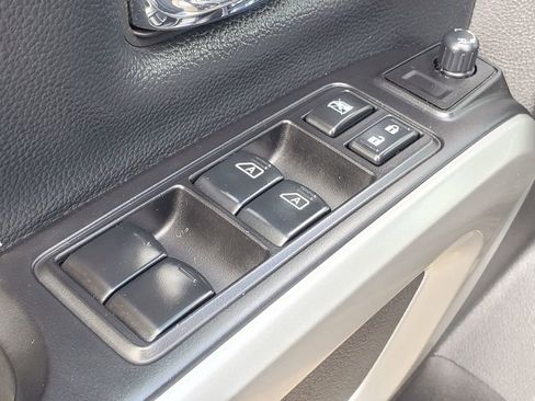 Used 2018 Nissan Titan SV w/ SV Convenience Package AWD/4WD image 13