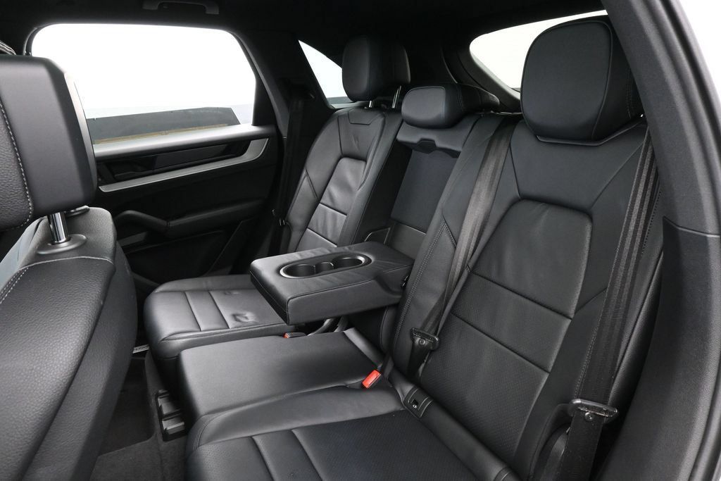 Used 2025 Porsche Cayenne AWD/4WD image 37