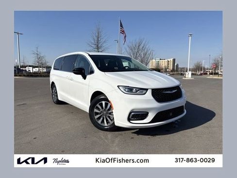 Used 2024 Chrysler Pacifica Select image 1