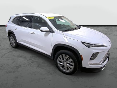 Used 2025 Buick Enclave Preferred AWD/4WD image 5