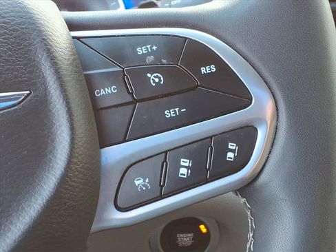 Used 2023 Chrysler Pacifica Touring-L image 13