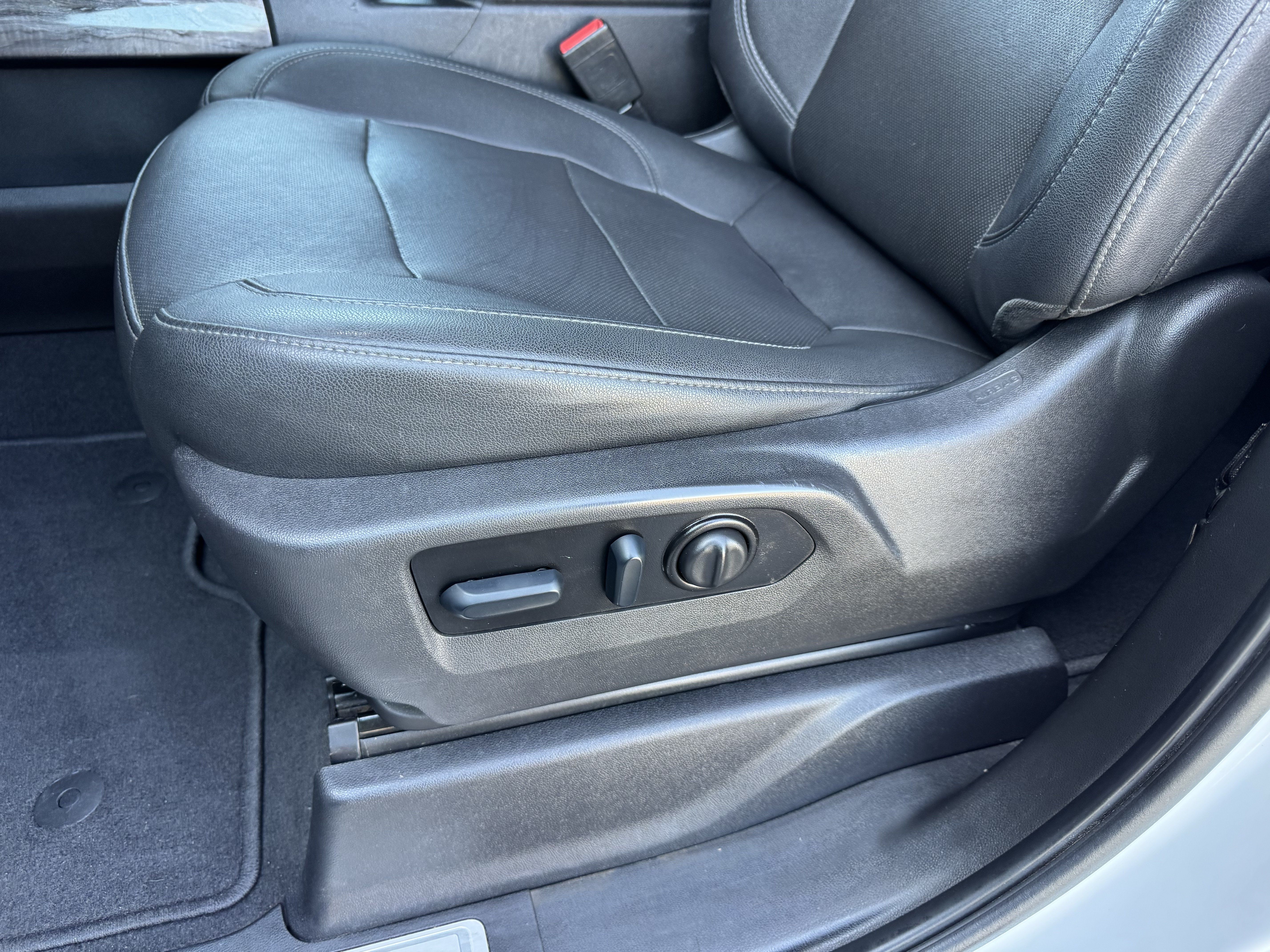 Used 2022 Chevrolet Silverado 1500 LTZ w/ LTZ Convenience Package II AWD/4WD image 15