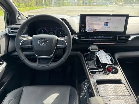 New 2026 Toyota Sienna XLE Woodland Edition AWD/4WD image 18