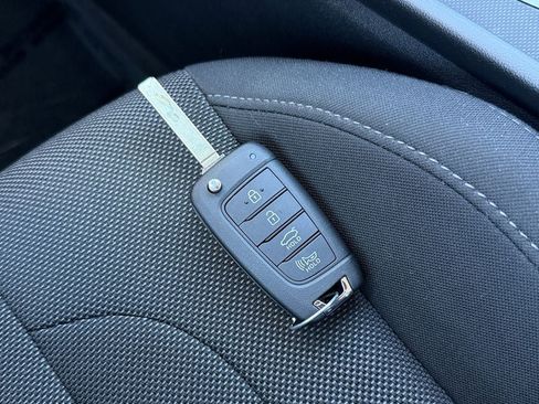 Used 2025 Hyundai Elantra SE FWD image 31